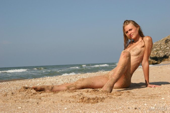 Beach posing session with a blondie photo 5