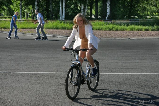 Playful babe does a naked bike ride photo 16