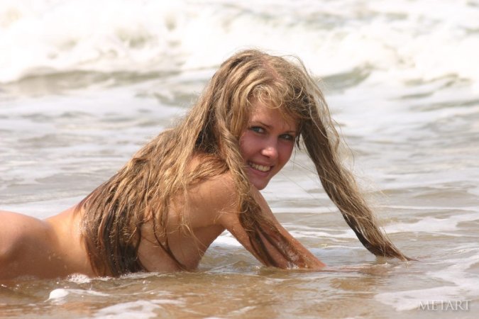 She wears only pearls at the beach photo 11