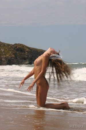 She wears only pearls at the beach photo 12