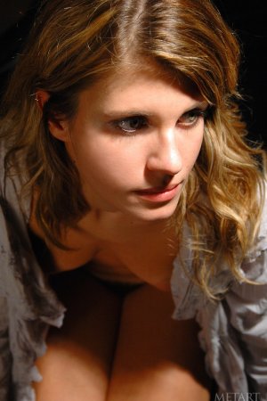 Gorgeous girl with a natural pussy photo 6
