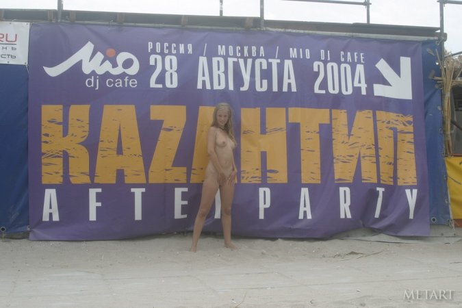Hot girl gets naked on an ordinary beach photo 3
