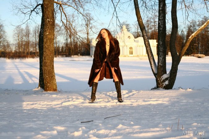 Daring Russian princess is naked outside. photo 4