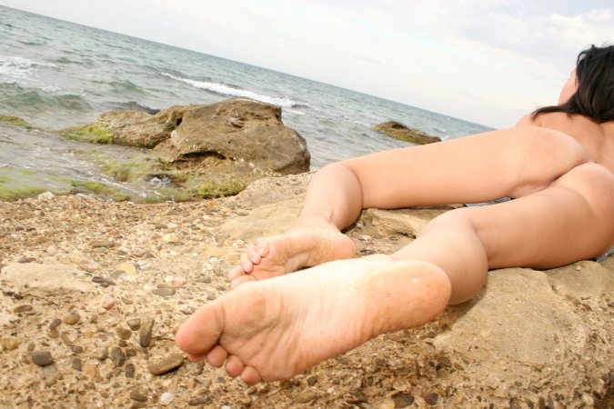 Playful babe gets her orgasm in the sand photo 3
