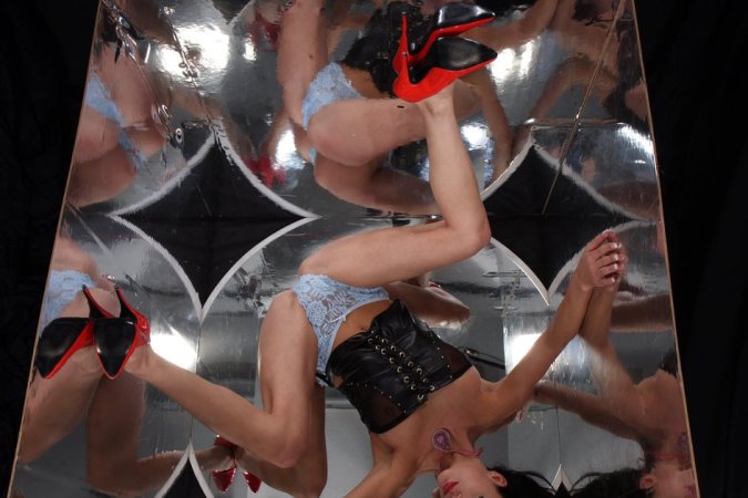Amazing chick is playing with mirrors photo 17