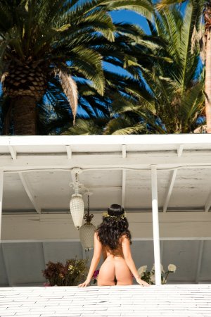 Curvy, tropical babe naked on vacation photo 5