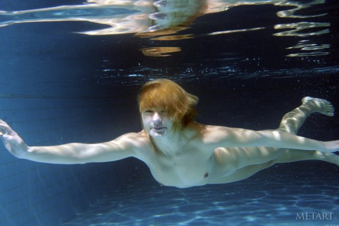 A redhead is dipping in the swimming pool photo 4