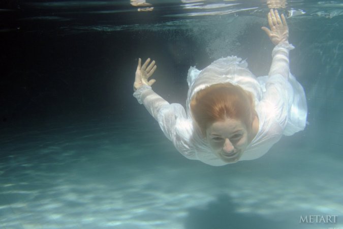 A redhead is dipping in the swimming pool photo 5
