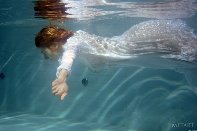 A redhead is dipping in the swimming pool photo 14