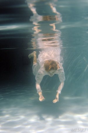 A redhead is dipping in the swimming pool photo 16
