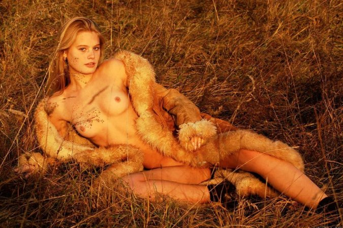 Blonde takes off her fur coat in the field photo 6