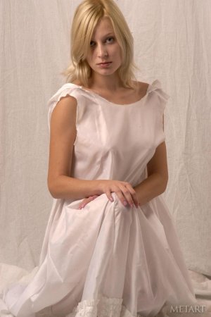 Blonde with large tits is displaying herself photo 5