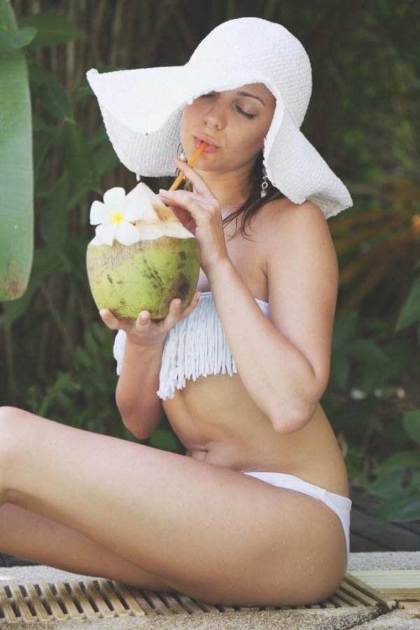 Niki Mey – A dip in the pool on a hot summer day
