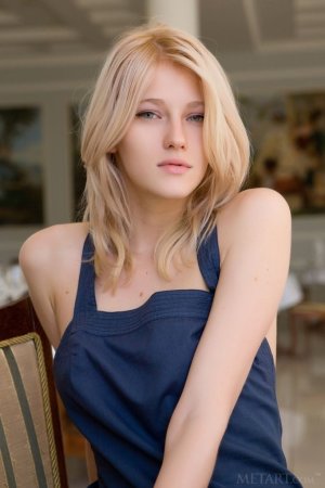 Blonde flashes her tits during lunch photo 10