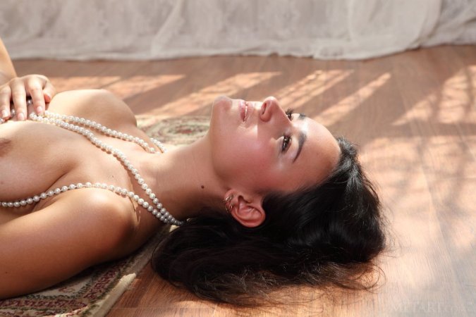 Brunette gets orgasm with pearls photo 1