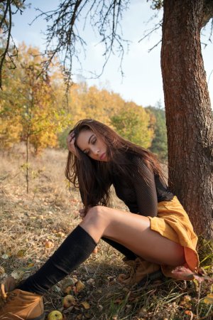 Slim cutie bares pussy and ass under the tree photo 18