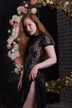 Naked cutie caresses herself with floral garlands photo 4