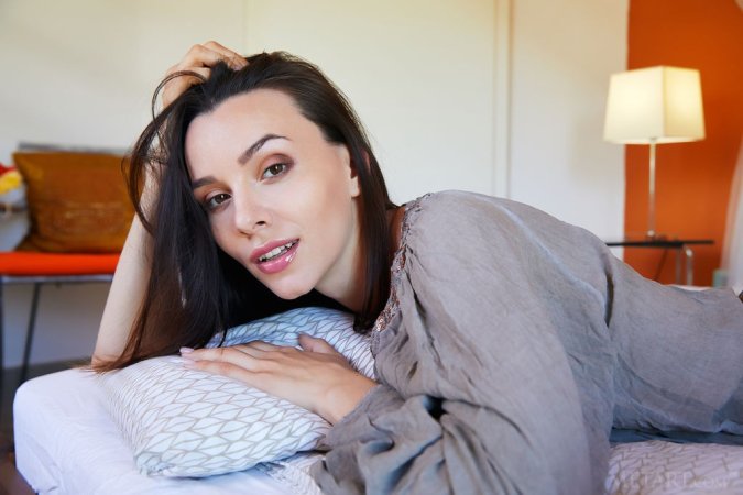 Dark-haired hottie gets a solo satisfaction in bed photo 2