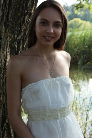 Naked cutie relaxes under warm sun photo 10