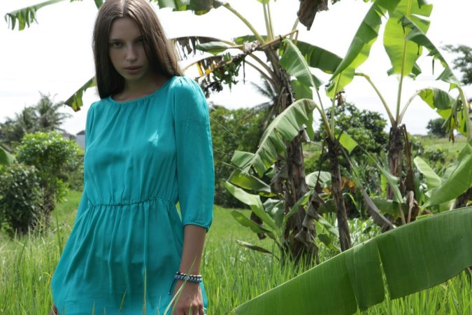 Sexy brunette performs a fantastic outdoor show photo 11