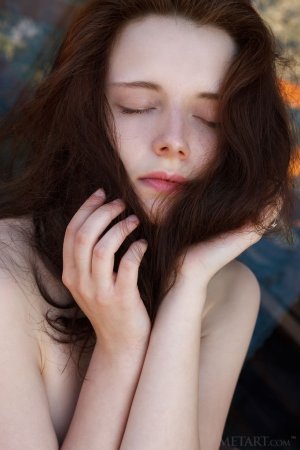 Dark-haired chick orgasms and gets tan at once photo 5