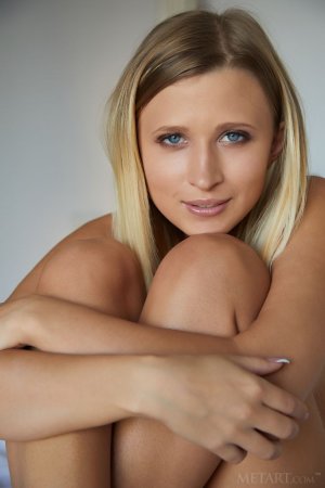 Blondie spends the whole day in her comfy bed photo 13