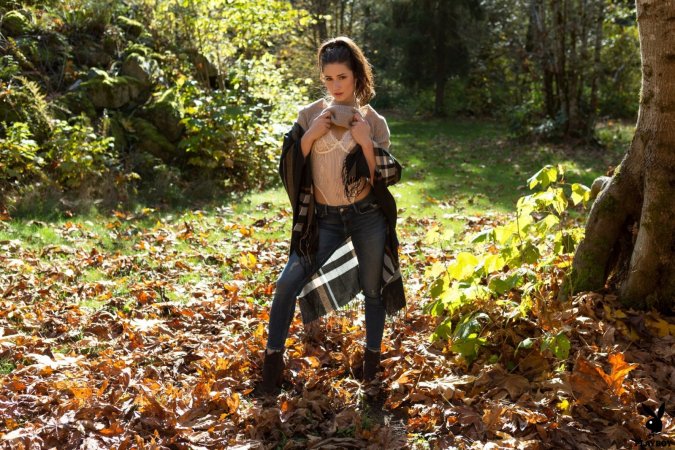 Hottie caresses naked curves with autumn leaves photo 10