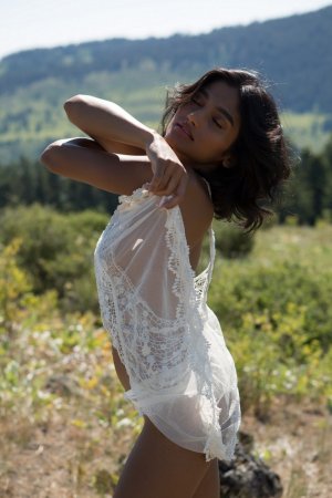 Naked cutie goes for a walk in the meadow photo 11