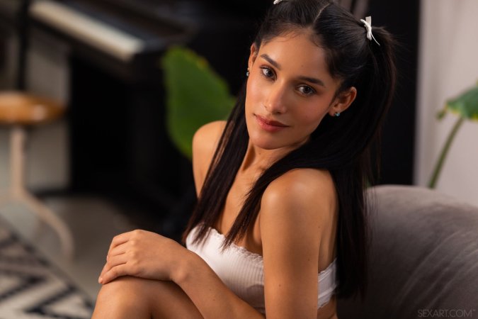 Carolina Guerrero teasingly strips on the couch photo 3